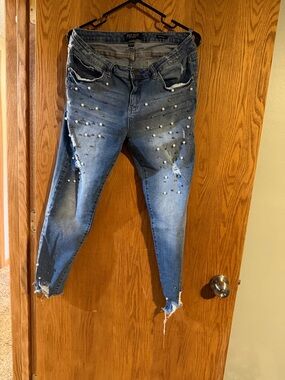 Judy Blue Blue Distressed Pearl-Stud Skinny Jeans